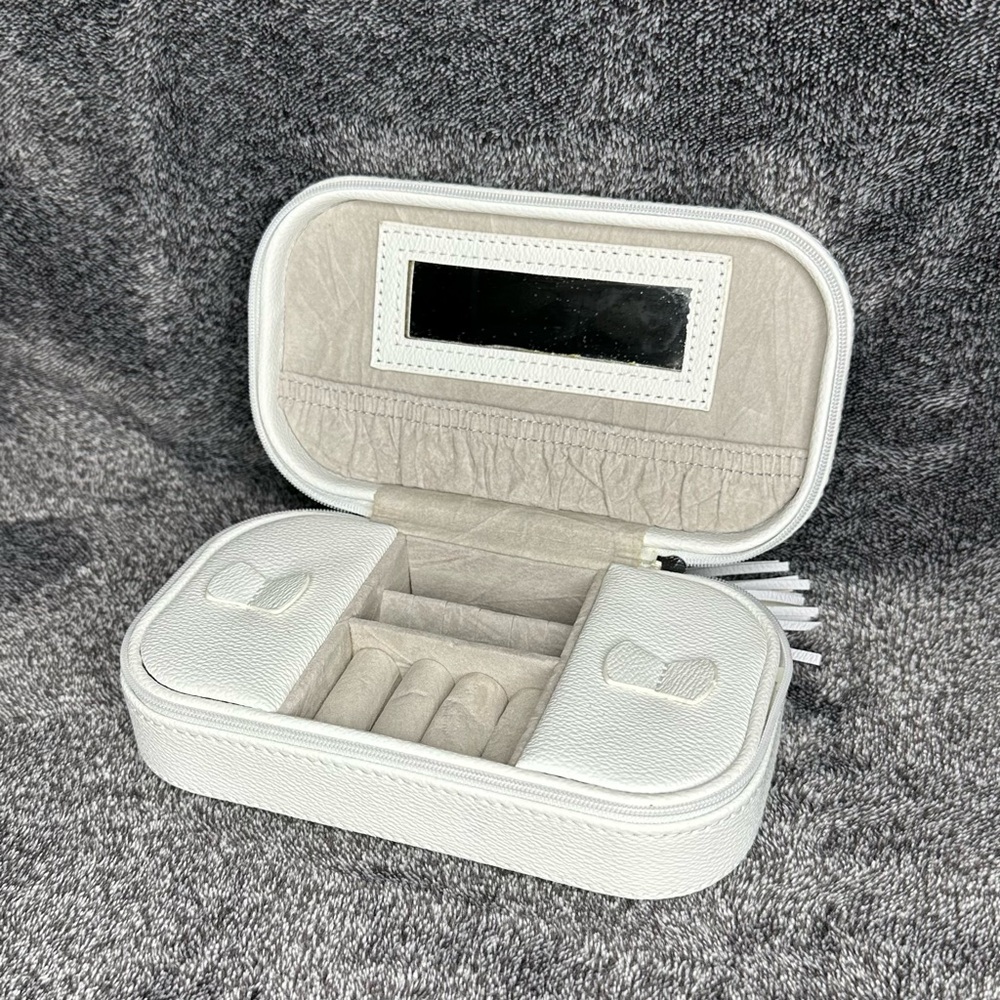 Elegant White jewelry Case - Picture 2 of 2